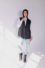 Load image into Gallery viewer, Wool Sleeveless Pocket long Vest in dark grey
