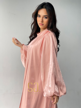 Load image into Gallery viewer, Balloon Sleeves Abaya In Pink
